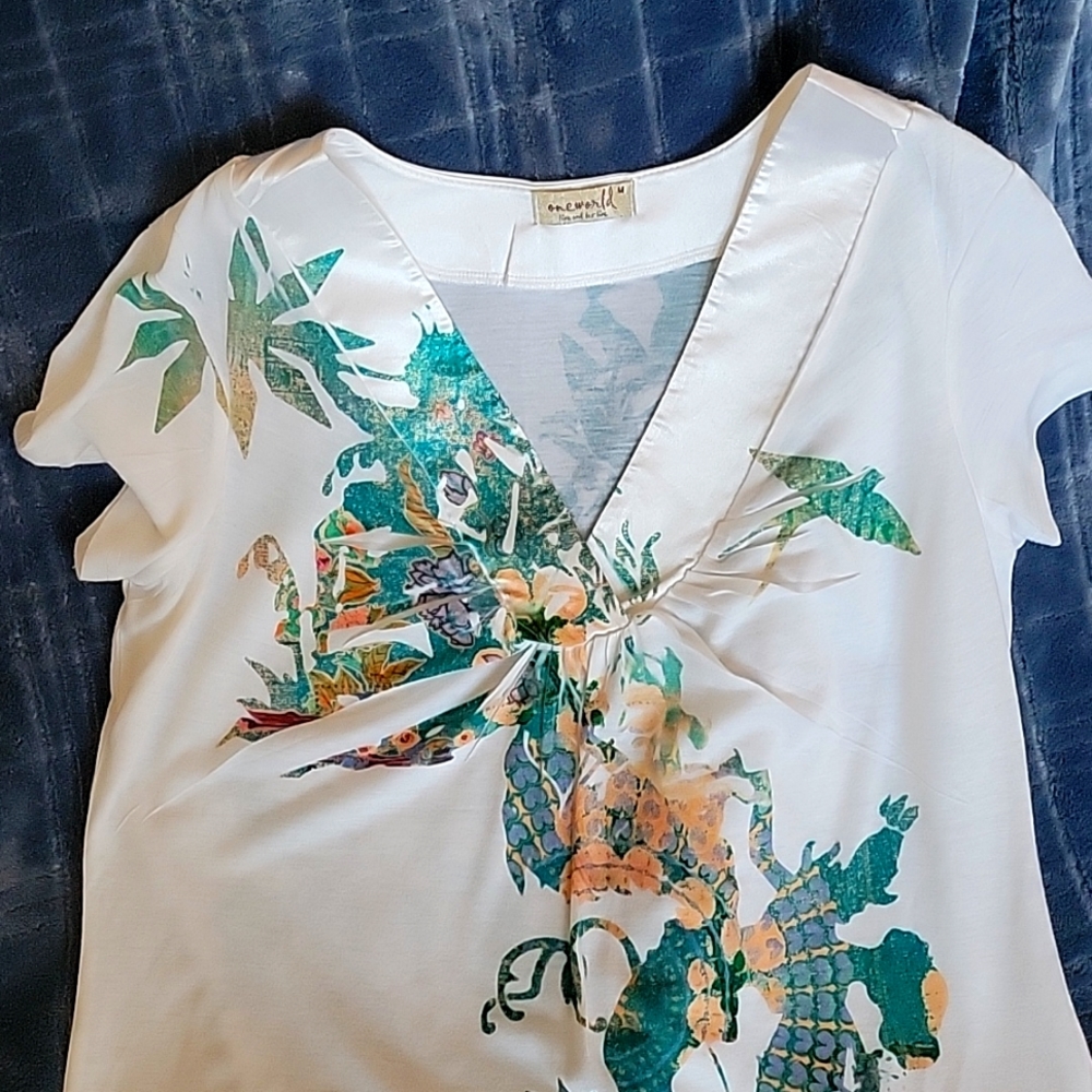 One World Top. Size M